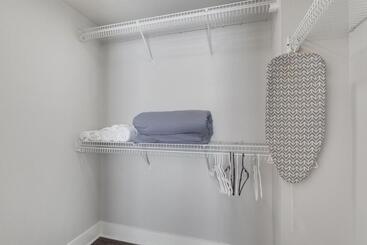 هتل کپسول Santa Monica 2bedrooms Pool&gym&free Parking