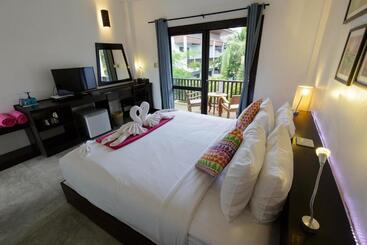 هتل Greenlight Fisherman S Village Resort & Café