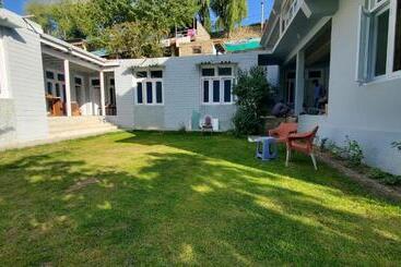 هتل Ultar House