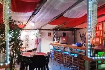 تختخواب و صبحانه Joe S Dawgs Staycation