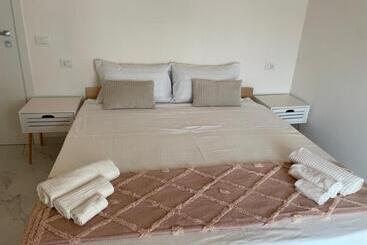 تختخواب و صبحانه Real Home