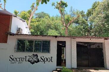 هتل Secret Spot Surf Inn