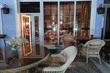 پانسیون The Oldman House