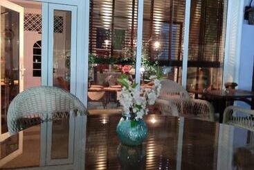 پانسیون The Oldman House