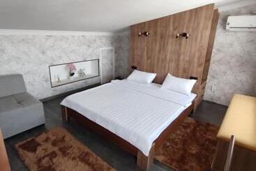 پانسیون The Oldman House