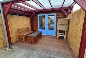 تختخواب و صبحانه The Shed