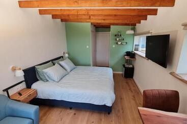تختخواب و صبحانه The Shed