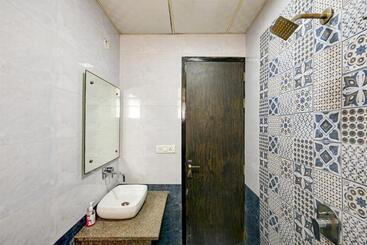 هتل Aura Inn