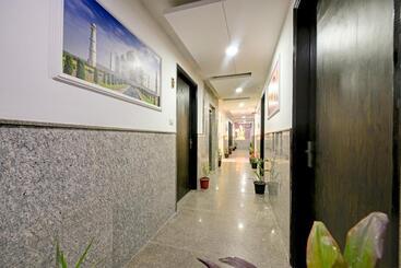 هتل Aura Inn
