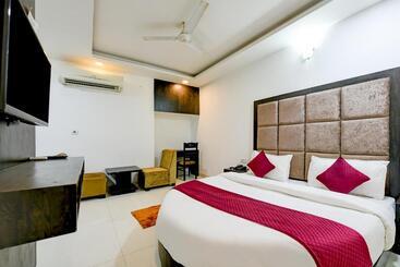 هتل Aura Inn