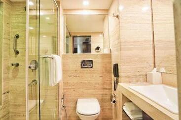 هتل Aura Inn