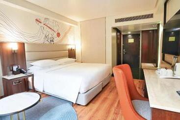 هتل Aura Inn