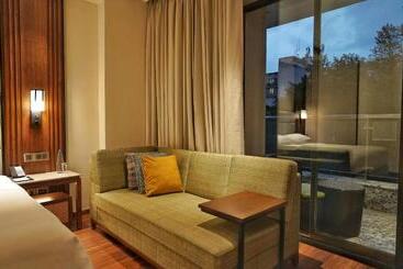 هتل Aura Inn