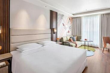 هتل Aura Inn