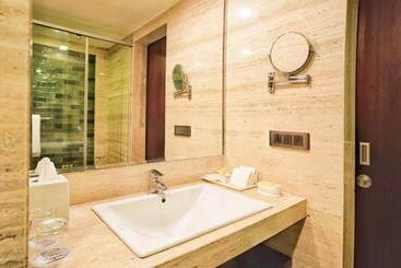 هتل Aura Inn