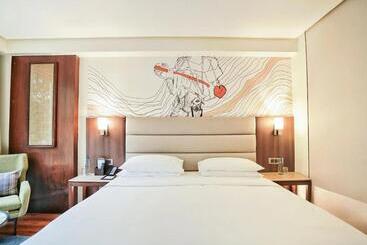 هتل Aura Inn