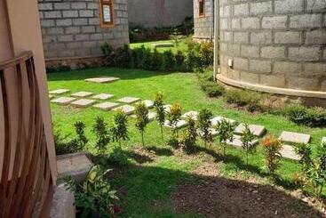 هتل Jomry Cottages