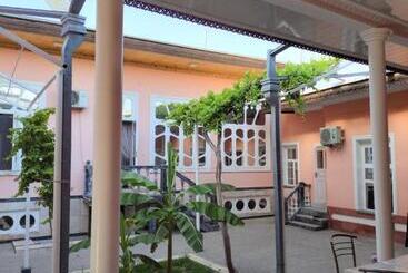 پانسیون Farxod Guest House