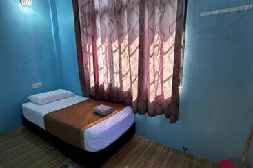 هاستل Perhentian Village Inn