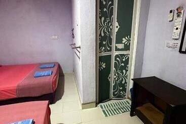 هاستل Perhentian Village Inn