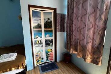 هاستل Perhentian Village Inn