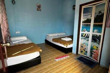 هاستل Perhentian Village Inn