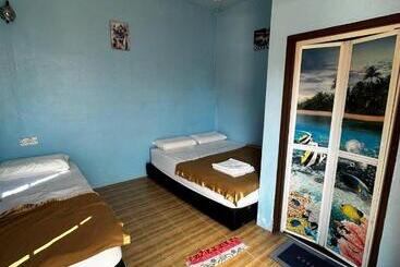هاستل Perhentian Village Inn