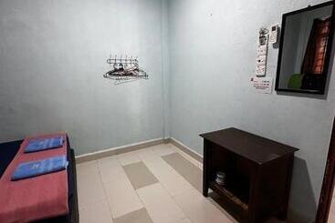 هاستل Perhentian Village Inn