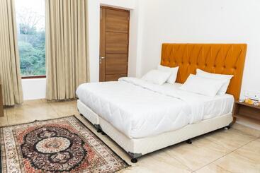 هتل Sandane Homes