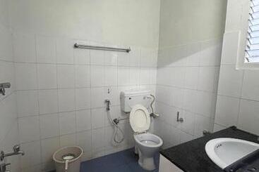 هتل Urban Living