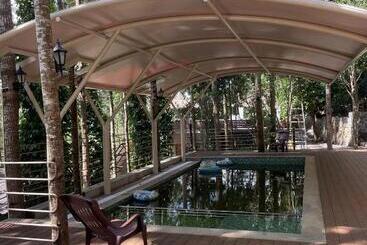 استراحتگاه 100 Oaks Estate