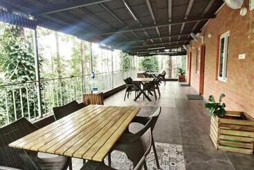 استراحتگاه 100 Oaks Estate
