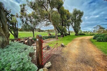 تختخواب و صبحانه Cherry Plum Cottages