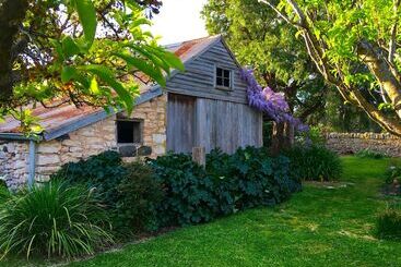 تختخواب و صبحانه Cherry Plum Cottages