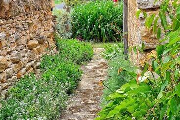 تختخواب و صبحانه Cherry Plum Cottages