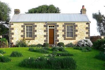 تختخواب و صبحانه Cherry Plum Cottages