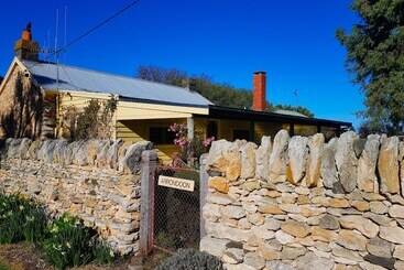 تختخواب و صبحانه Cherry Plum Cottages