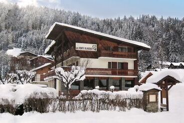 هتل Hôtel Les Dents Blanches
