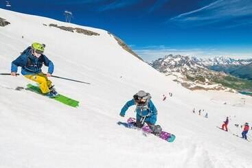 هتل Hôtel Les Dents Blanches