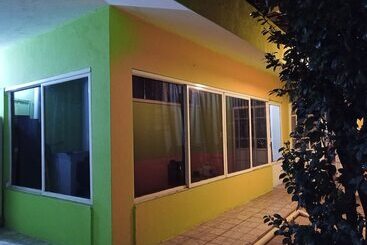 هتل Hostel Paricutín
