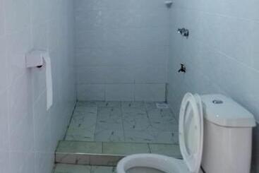 استراحتگاه Lakeside Boffar Cabins