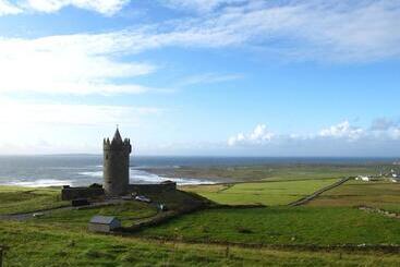 تختخواب و صبحانه Clare View