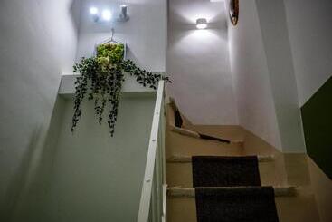 تختخواب و صبحانه Green House