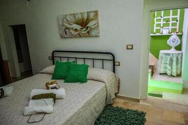 تختخواب و صبحانه Green House