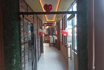 هتل Atithi The Food Palace And