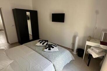 پانسیون Clarissa Guest House Via Di Mezzo 194