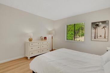 リゾートホテル Sugar Sand Sanctuary   Beach Condominium