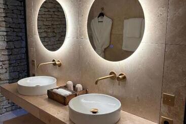 تختخواب و صبحانه La Suite Gordes