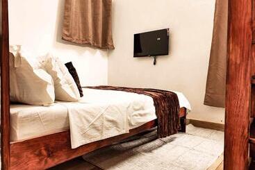 پانسیون M Serenity Guest House