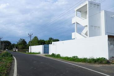 استراحتگاه La Piscine Farm House